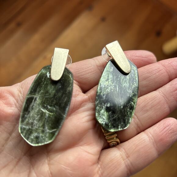 Kendra Scott Aragon Sage Mica Gold Tone Drop Earrings - Picture 4 of 6